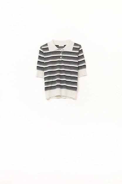 Camisola às riscas brancas e pretas com gola polo