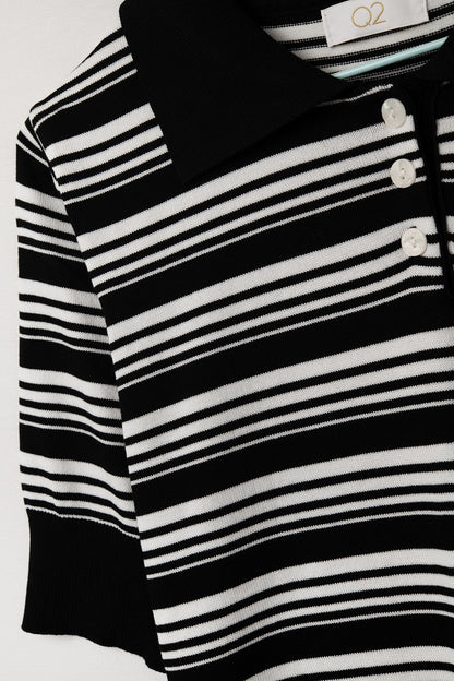Camisola às riscas pretas e brancas com gola polo