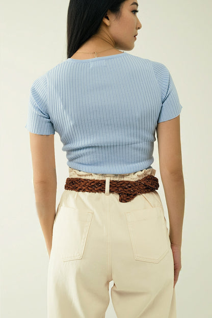 Camisola azul com frente cruzada e decote em V
