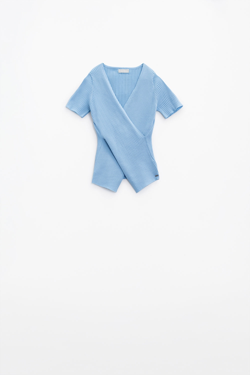 Camisola azul com frente cruzada e decote em V