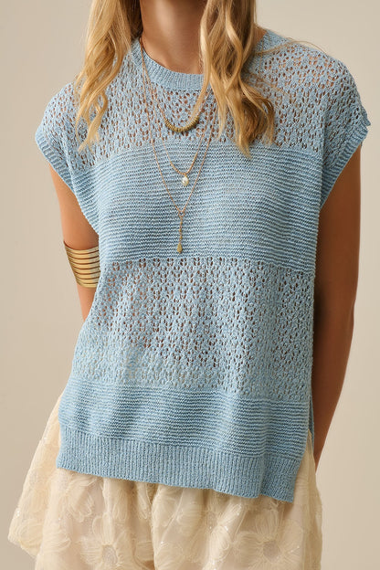 Camisola azul com malha aberta macia e mangas caídas