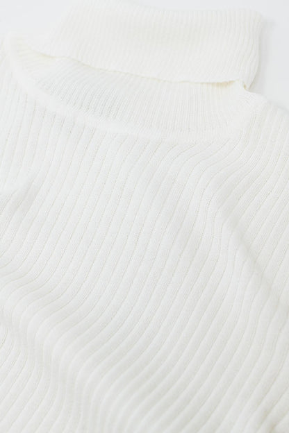 Camisola básica com nervuras e gola alta em creme
