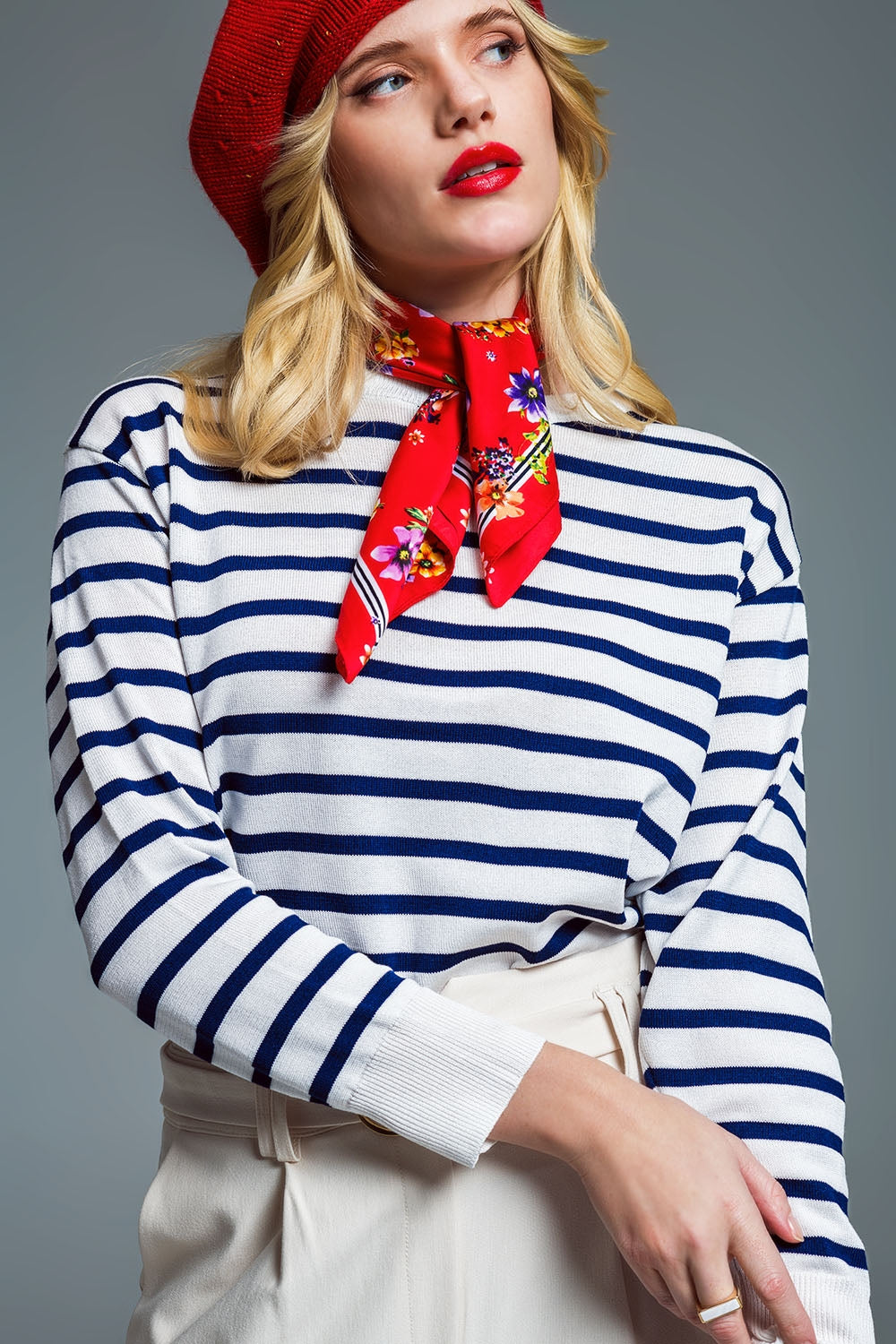 Camisola básica de riscas com gola redonda em branco e azul-marinho