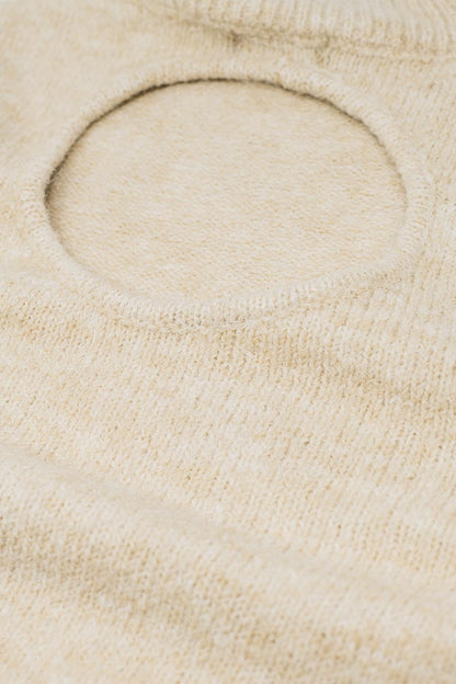 Camisola bege com mangas compridas e detalhes abertos nas costas