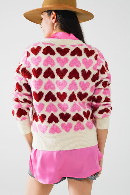 Camisola branca aconchegante com corações cor-de-rosa