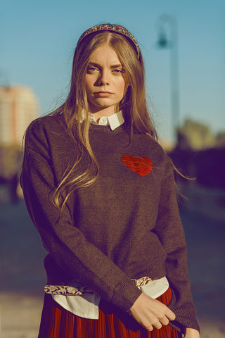 camisola cinzenta carbono com pormenor de coração vermelho