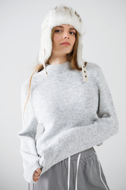 Camisola cinzenta com mangas compridas e detalhes abertos nas costas