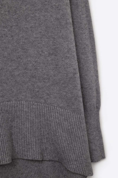 Camisola cinzenta solta com pormenor aberto nas costas