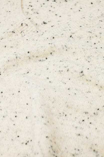 Camisola com decote em V de tamanho grande em creme