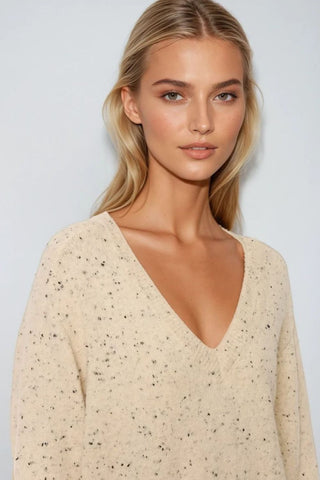 Camisola com decote em V de tamanho grande em creme