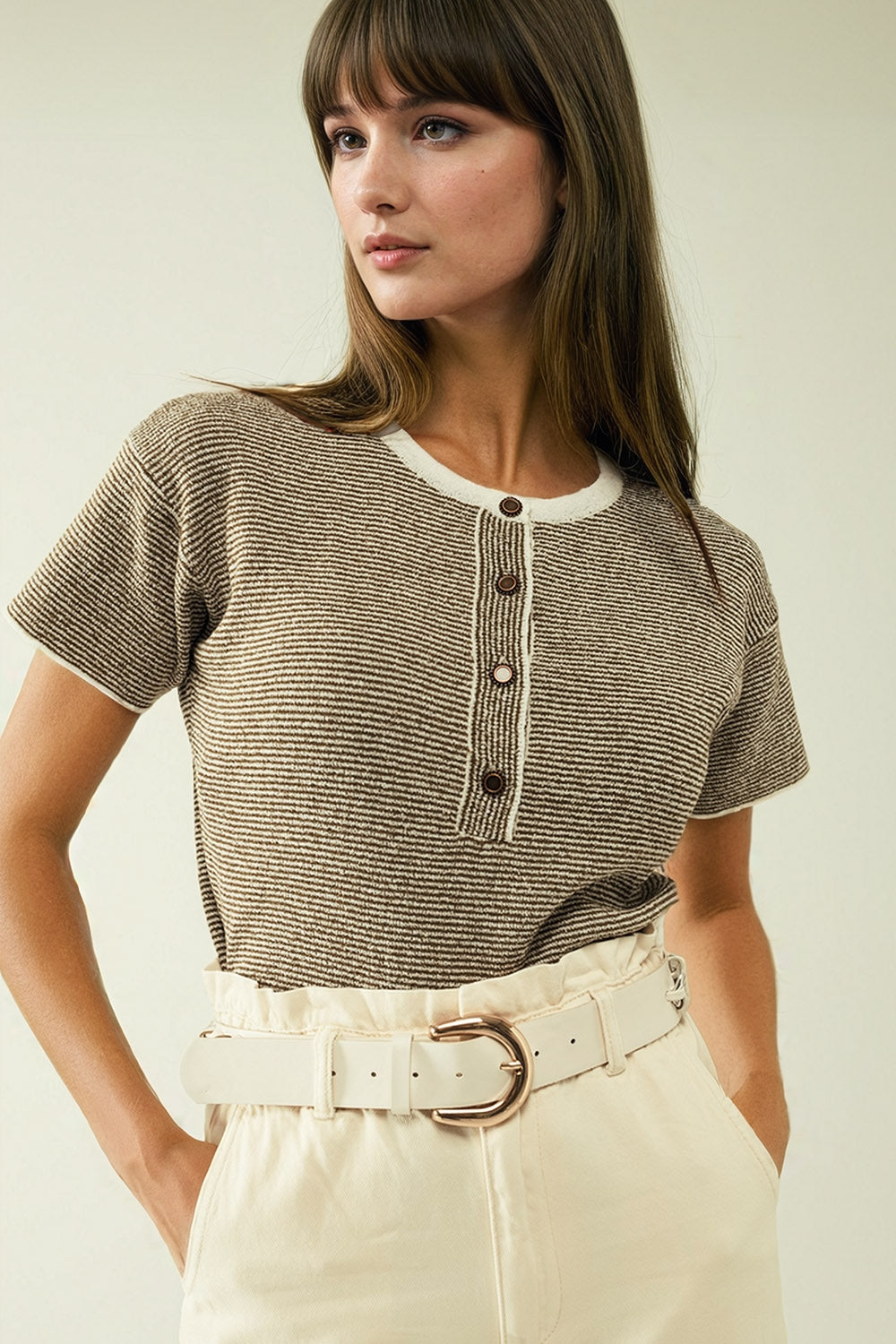 camisola com riscas caqui e fecho de botões dourados