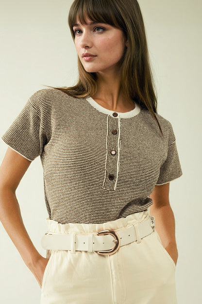 camisola com riscas caqui e fecho de botões dourados