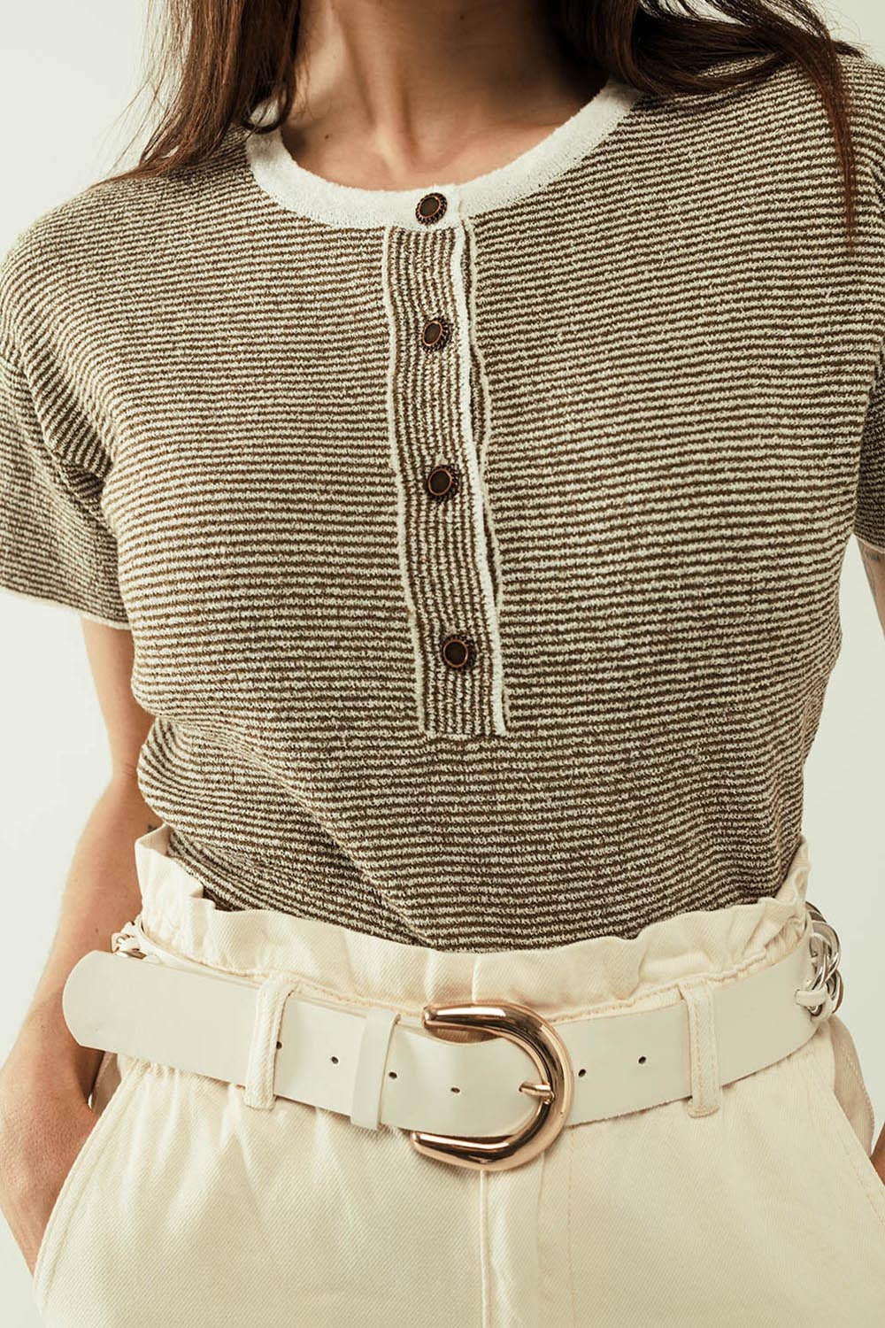 camisola com riscas caqui e fecho de botões dourados