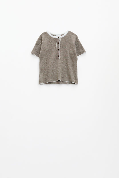 camisola com riscas caqui e fecho de botões dourados