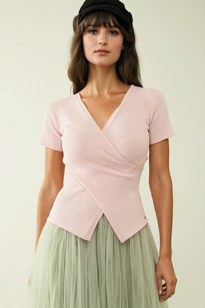 Camisola cor-de-rosa com frente cruzada e decote em V