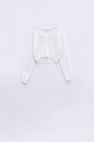 Camisola creme com decote em V largo e pormenores entrançados
