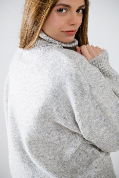 camisola de gola alta cinzenta com mangas descaídas