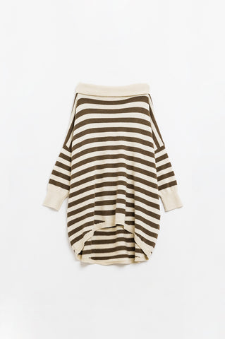 Camisola de gola alta com asas de morcego e riscos em creme e castanho