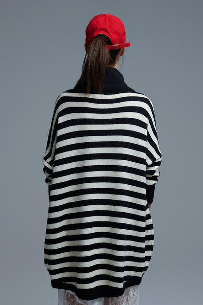 Camisola de gola alta com asas de morcego e riscas em preto e branco