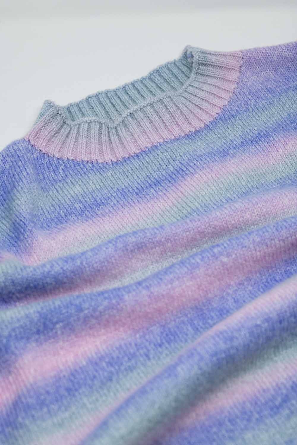 Camisola de gola alta de grandes dimensões multicolorida em tons de roxo com fendas laterais