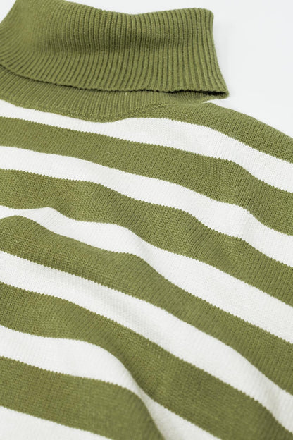 Camisola de gola alta verde com riscas brancas e fendas laterais
