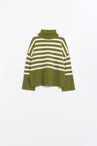 Camisola de gola alta verde com riscas brancas e fendas laterais