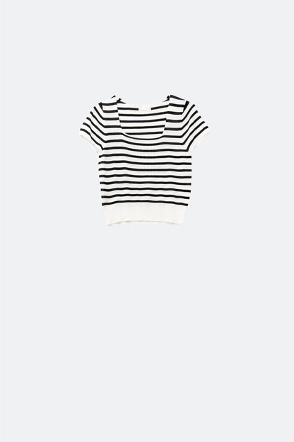 Camisola de gola quadrada às riscas em preto e branco