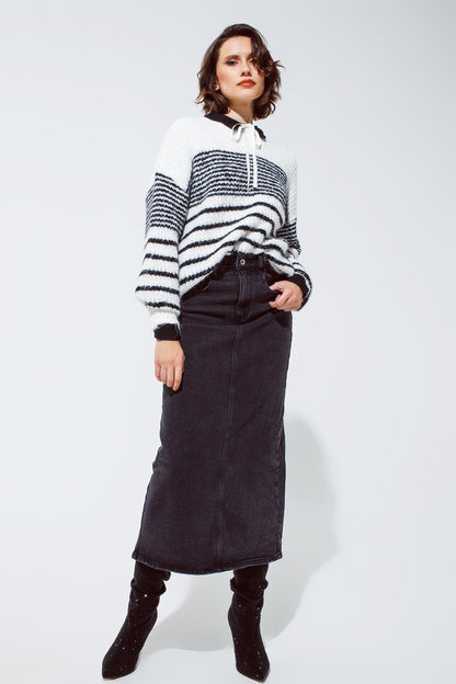 Camisola de gola redonda fofa com riscos pretas finas em branco