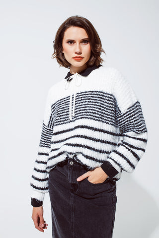 Camisola de gola redonda fofa com riscos pretas finas em branco