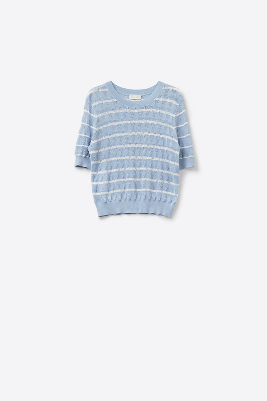 Q2 Camisola de malha aberta azul-celeste com mangas curtas e riscas brancas
