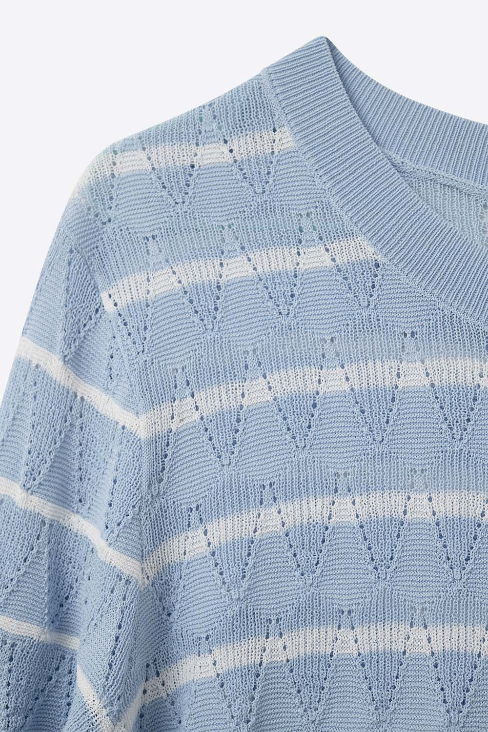 Camisola de malha aberta azul-celeste com mangas curtas e riscos brancos