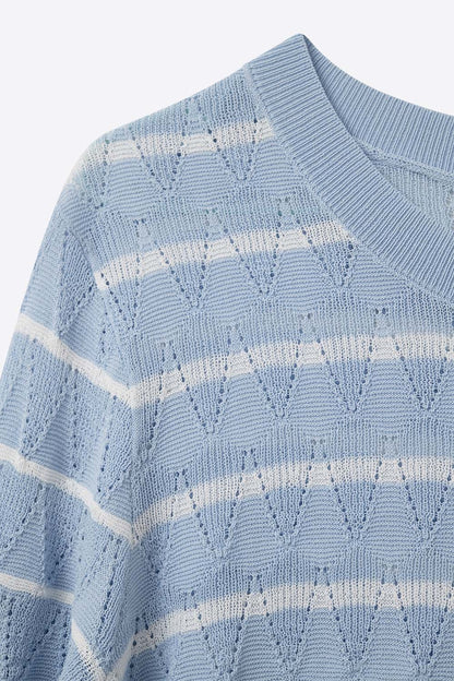 Camisola de malha aberta azul-celeste com mangas curtas e riscos brancos