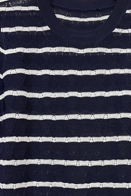 Camisola de malha aberta azul-marinho com mangas curtas e riscas brancas