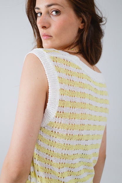 Camisola de malha aberta com corte às riscas e sem mangas em amarelo e branco