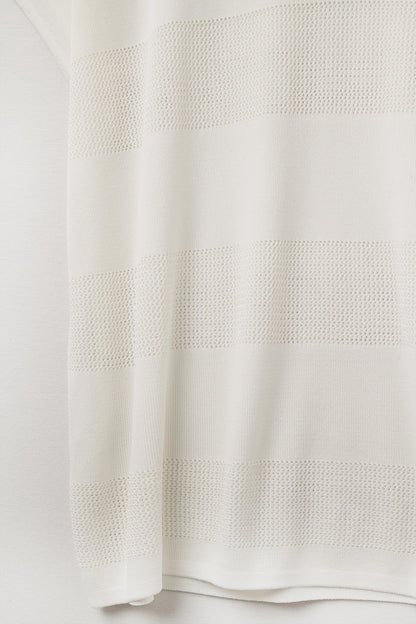 Camisola de malha branca com decote em V e pormenor de ponto aberto