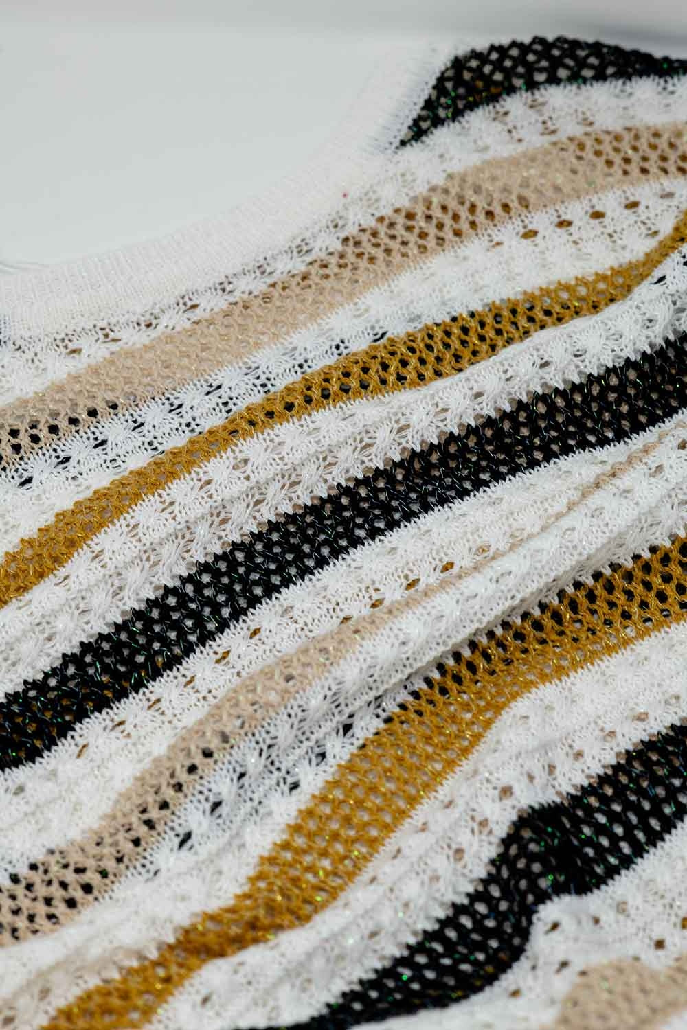 Camisola de malha branca com riscos multicoloridas