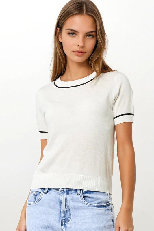 Q2 Camisola de malha de manga curta branca com acabamentos pretos em contraste