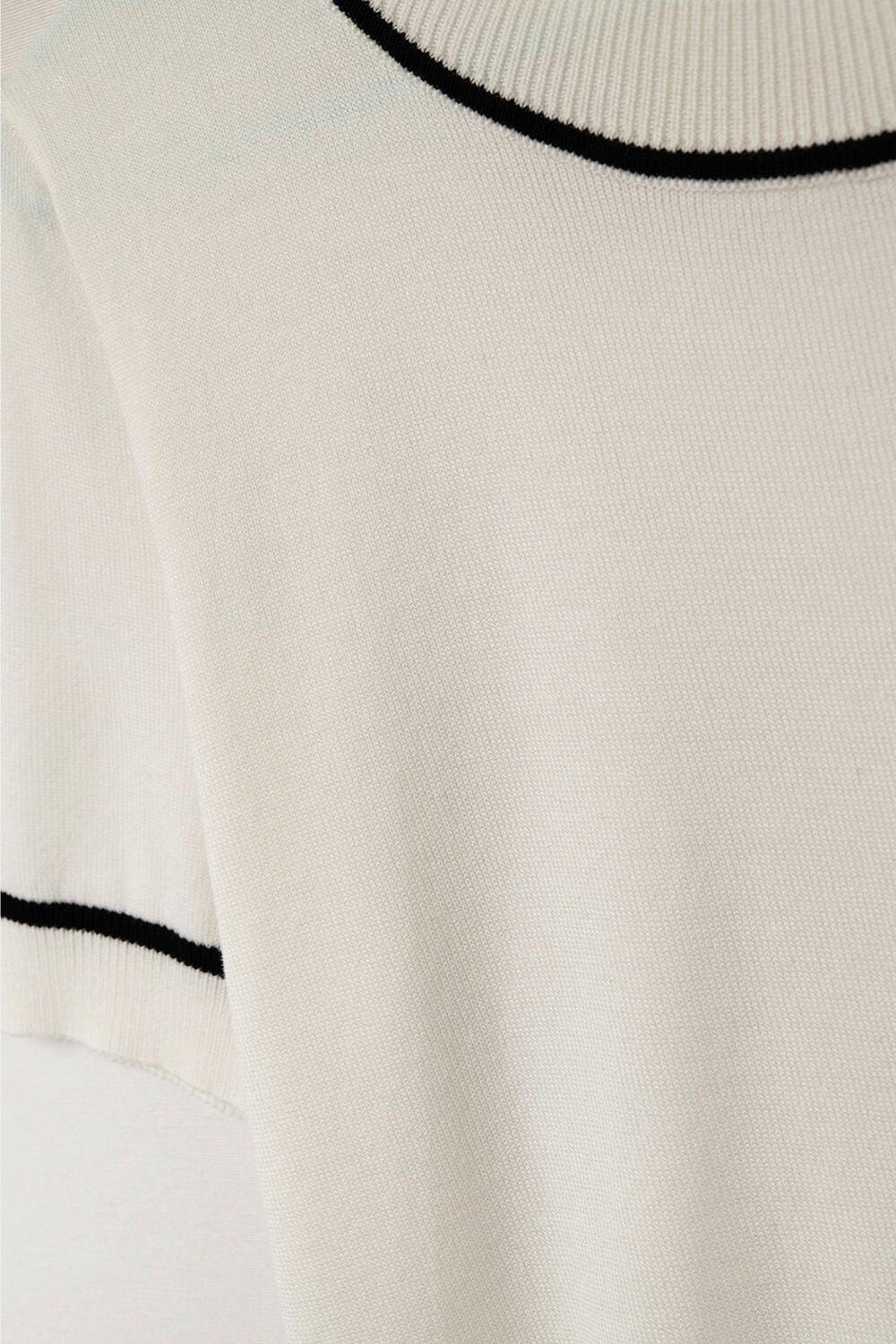 Camisola de malha de manga curta branca com acabamentos pretos em contraste
