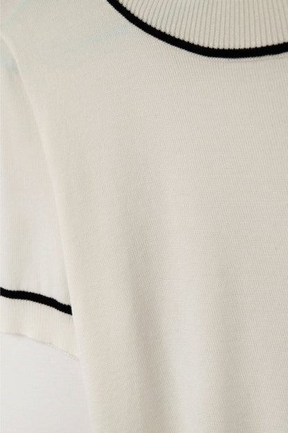 Camisola de malha de manga curta branca com acabamentos pretos em contraste