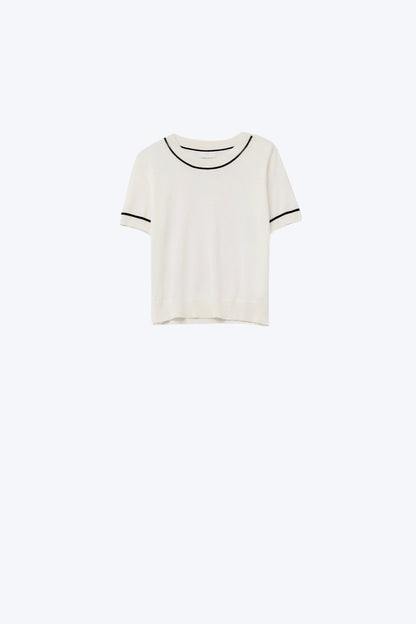 Camisola de malha de manga curta branca com acabamentos pretos em contraste
