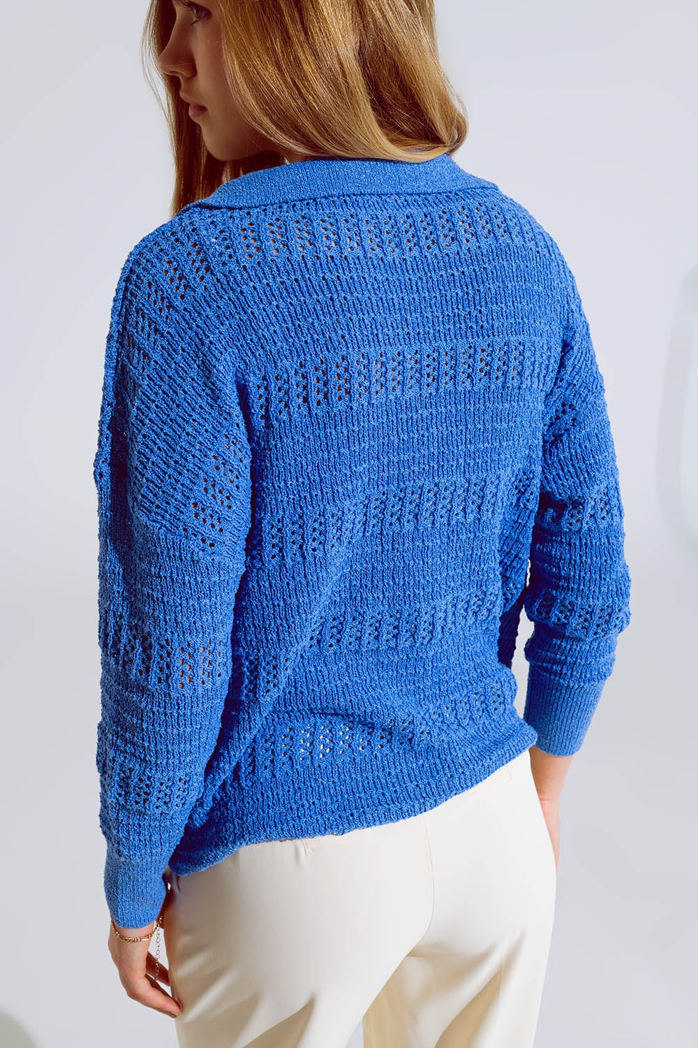 Camisola de malha em croché com decote em V e gola polo em azul