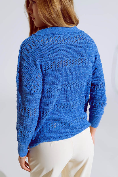 Camisola de malha em croché com decote em V e gola polo em azul