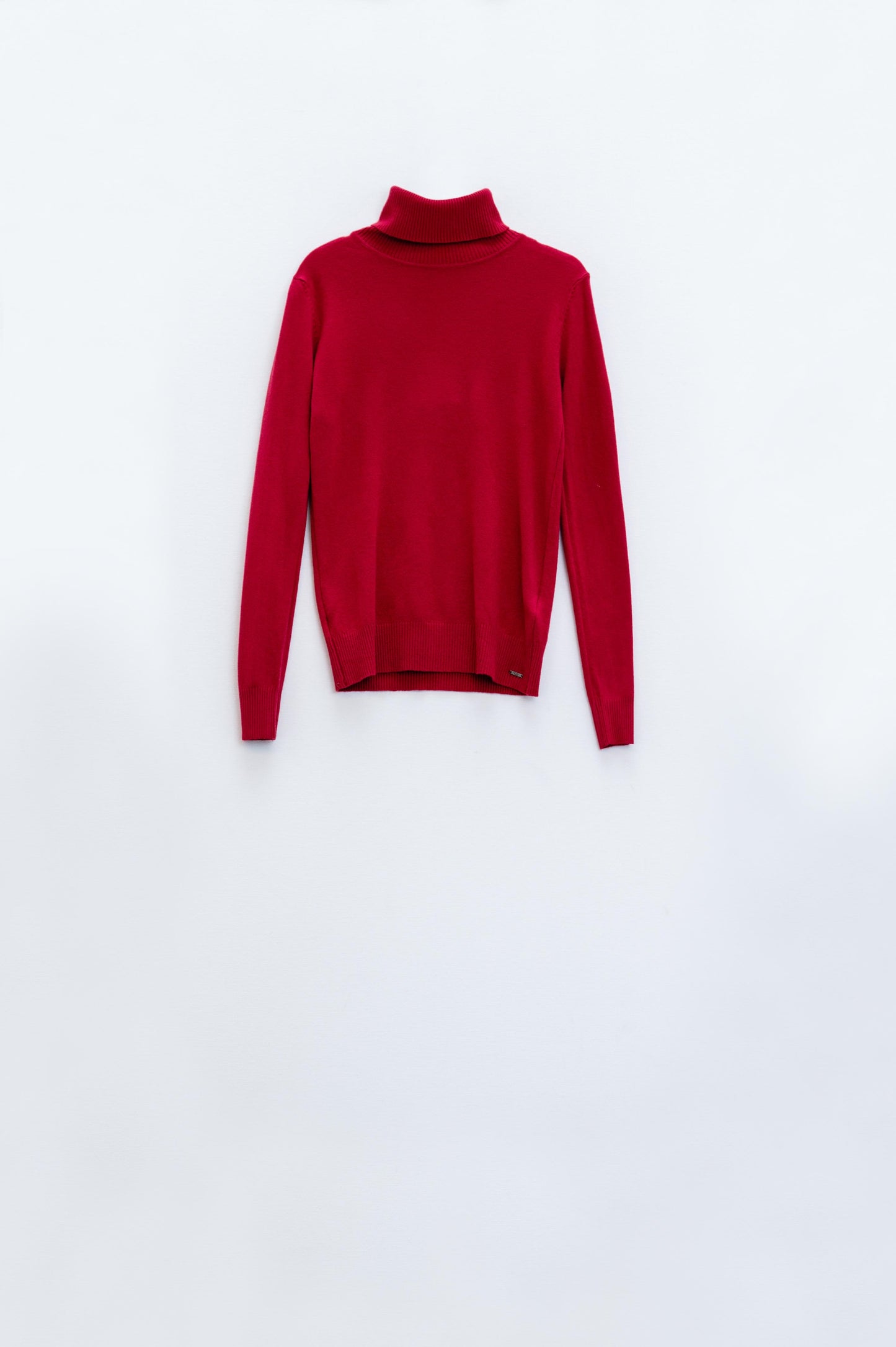 Camisola de malha fina com gola alta em vermelho vinho