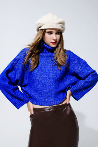 Camisola de malha grossa recortada com gola de tartaruga em azul