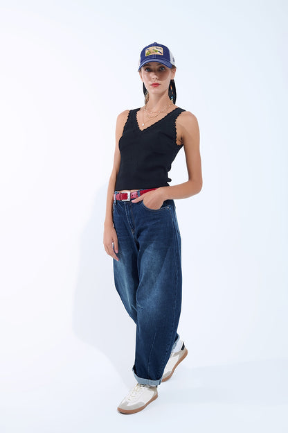 Camisola de malha preta com decote em V e rebordos recortados