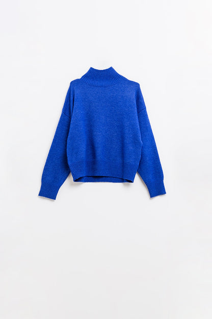 camisola de malha volumosa em azul com gola alta