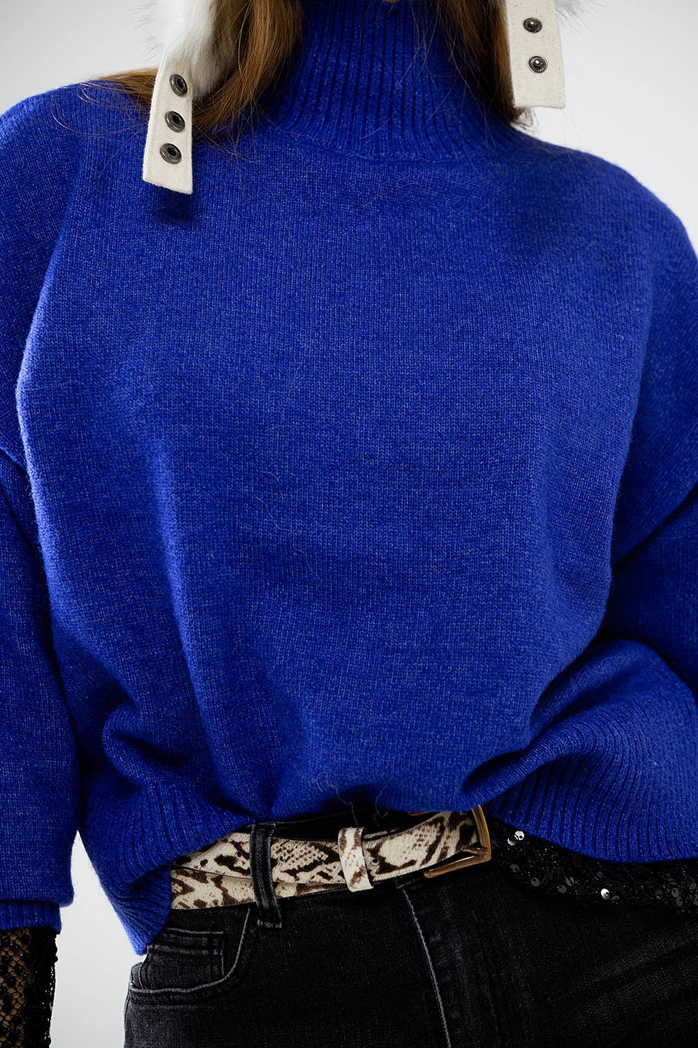 camisola de malha volumosa em azul com gola alta