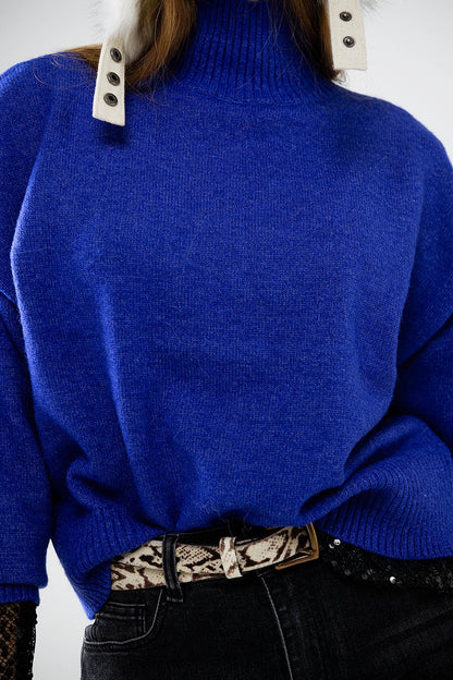 camisola de malha volumosa em azul com gola alta