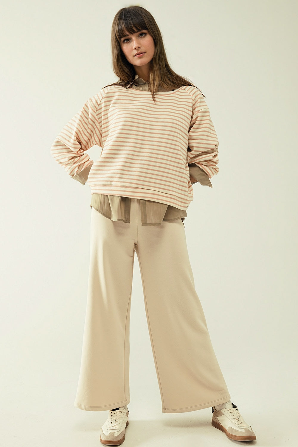 Camisola de manga comprida branca com riscas cor-de-rosa e gola redonda