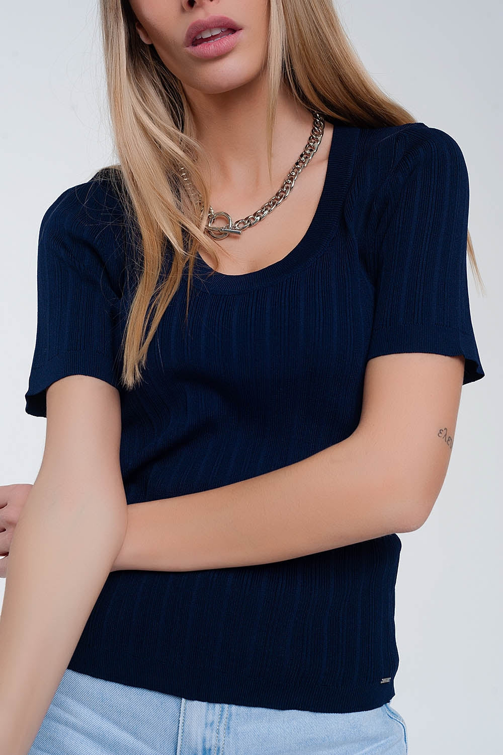 Camisola de manga curta  azul-marinho com pescoço grande